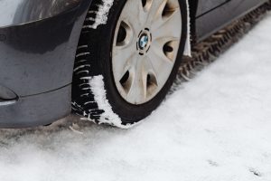 Pneu voiture gros plan sur route enneigée hiver