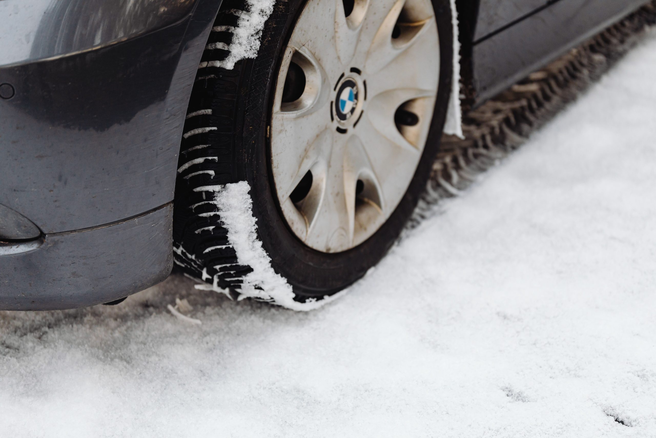 Pneu voiture gros plan sur route enneigée hiver
