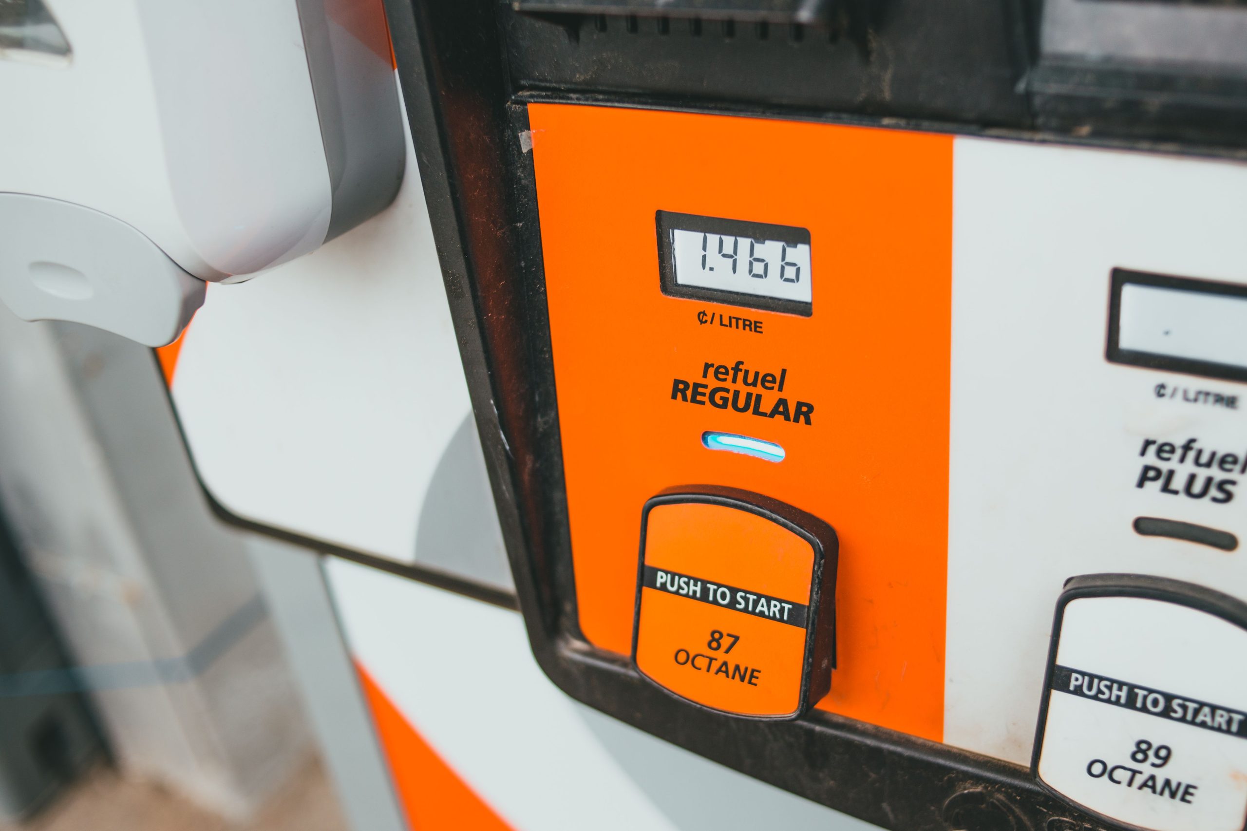 Pompe à essence affichant le prix et l'octane