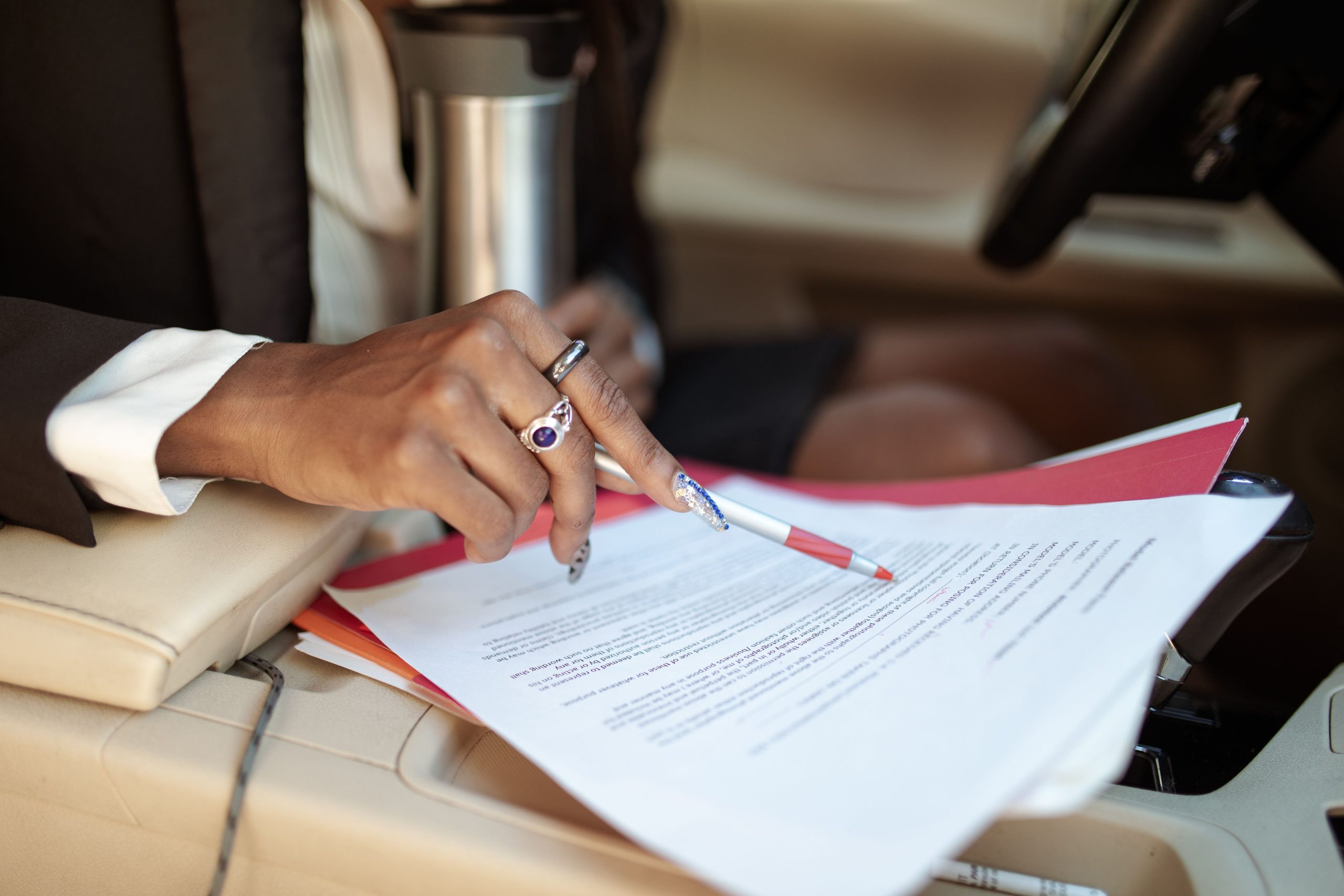 Professionnel examinant documents intérieur voiture