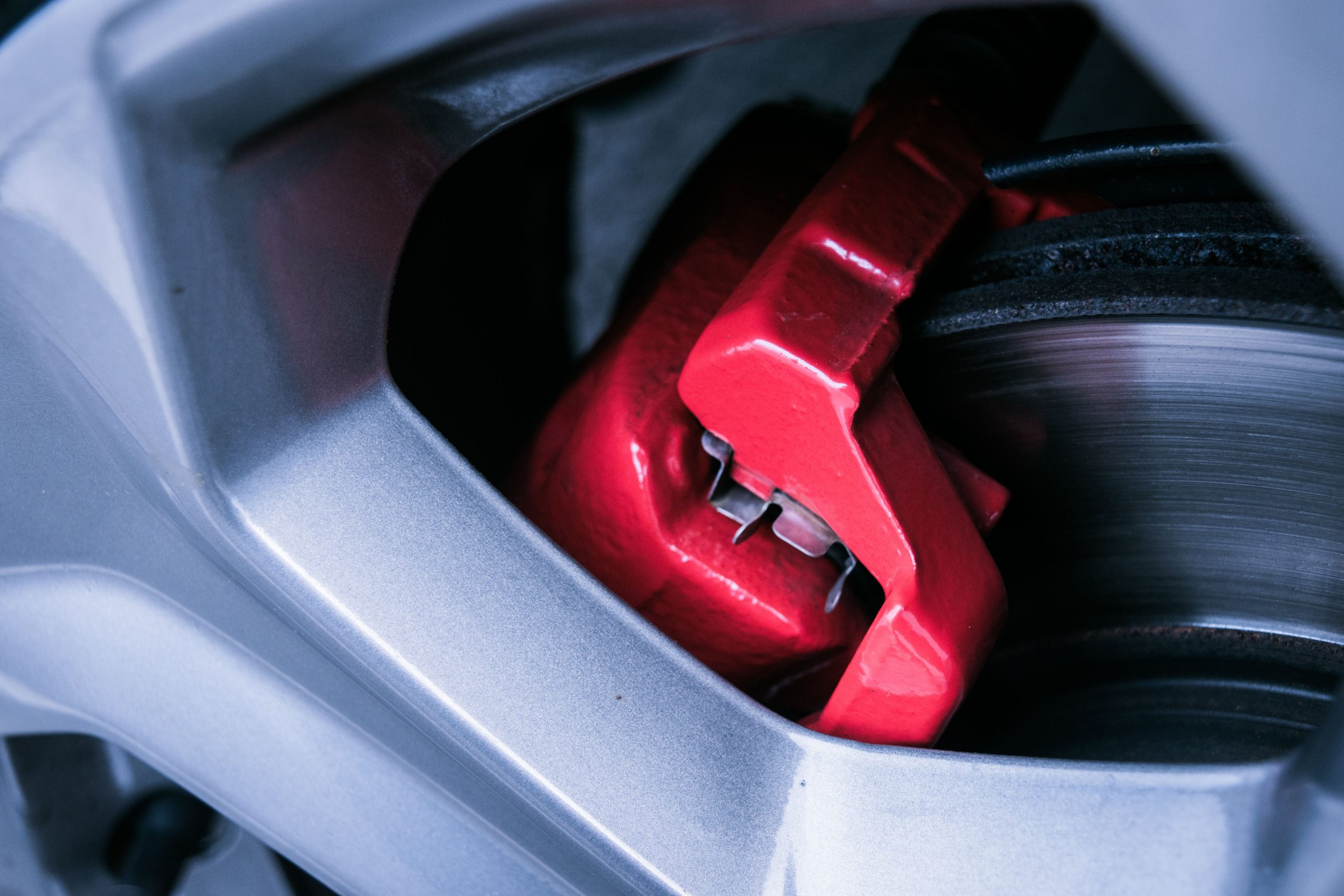 Étrier de frein rouge et disque de freinage