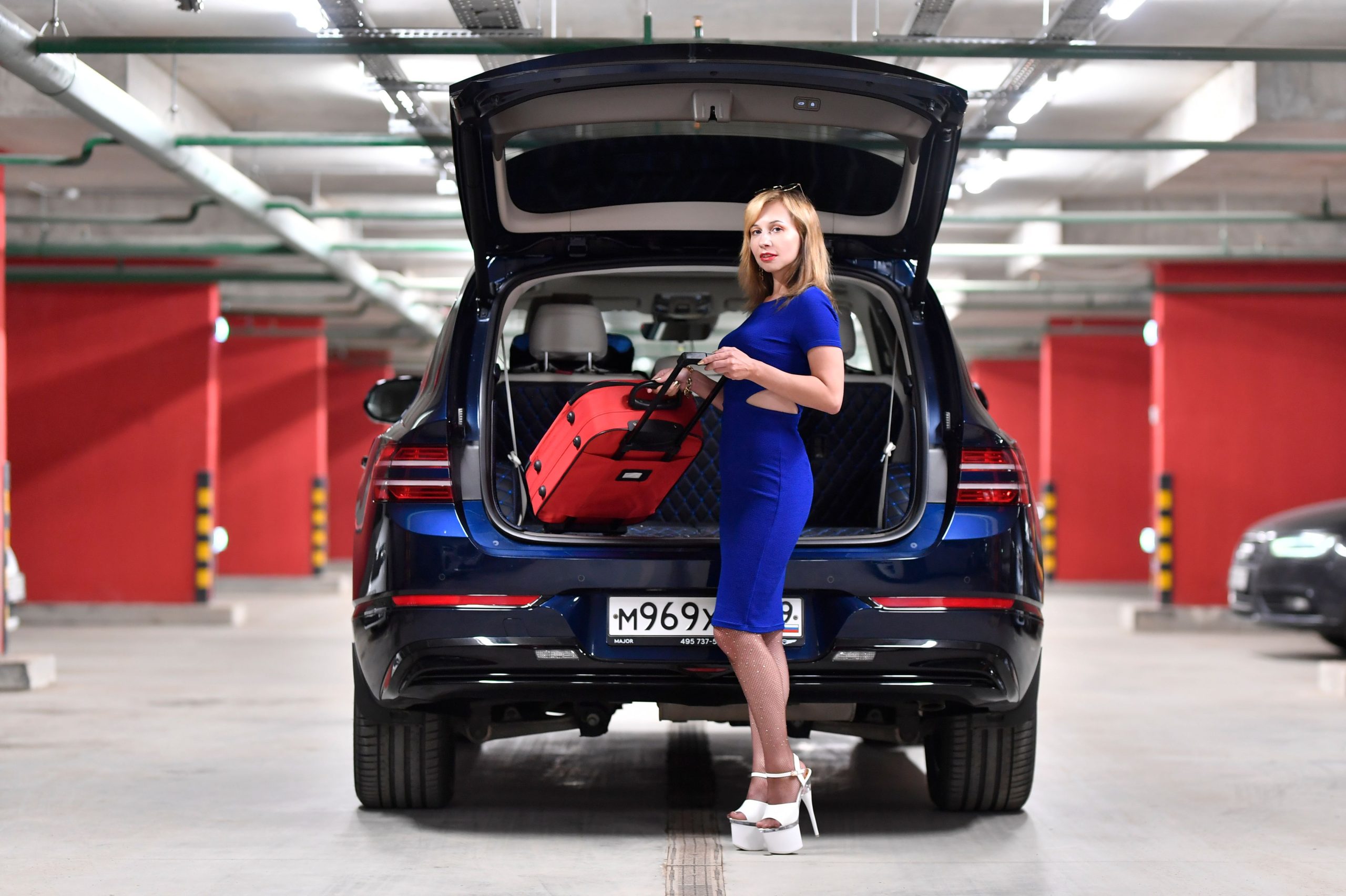 Femme chargeant bagages coffre 3008
