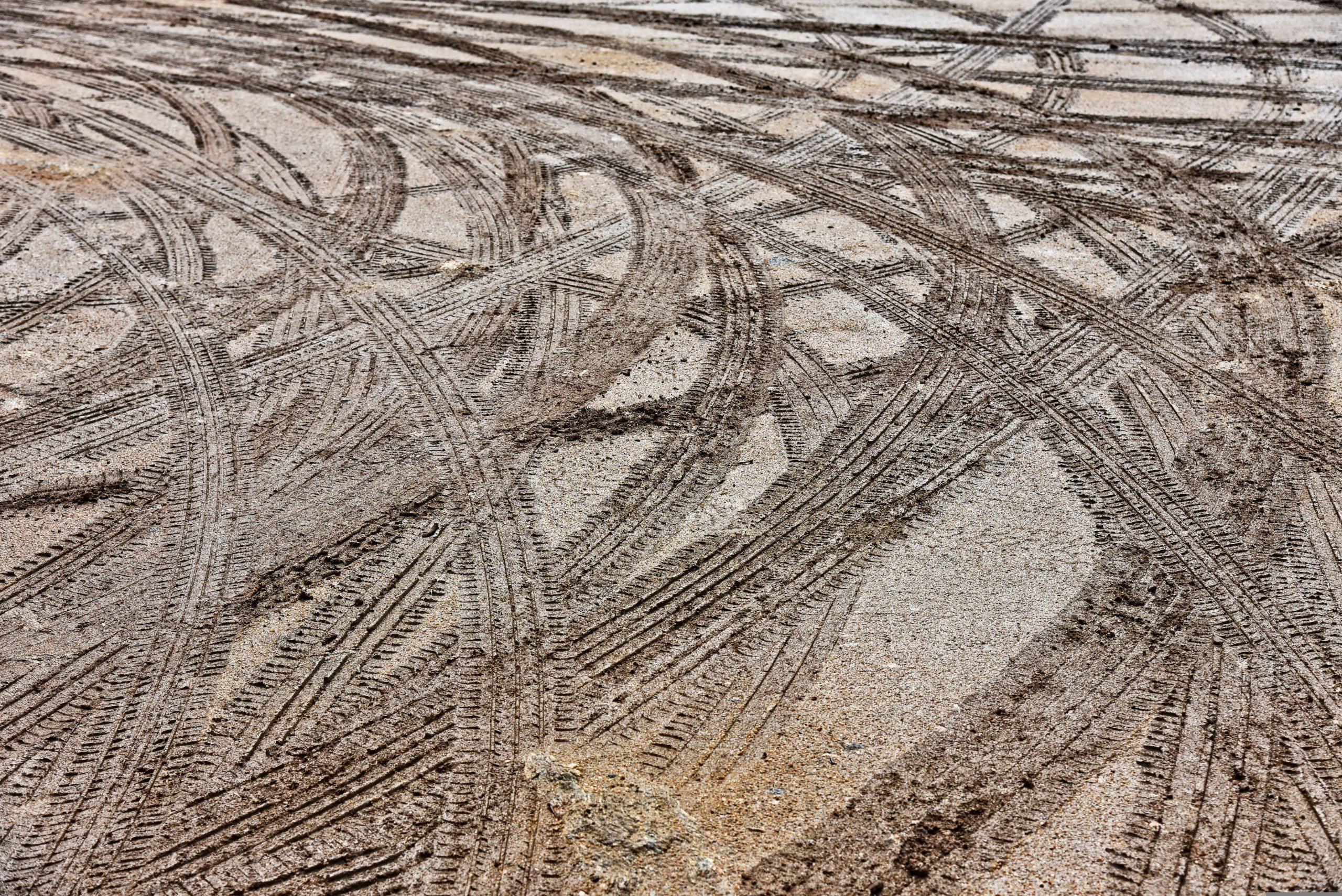Traces pneu boueuses détaillées sol route