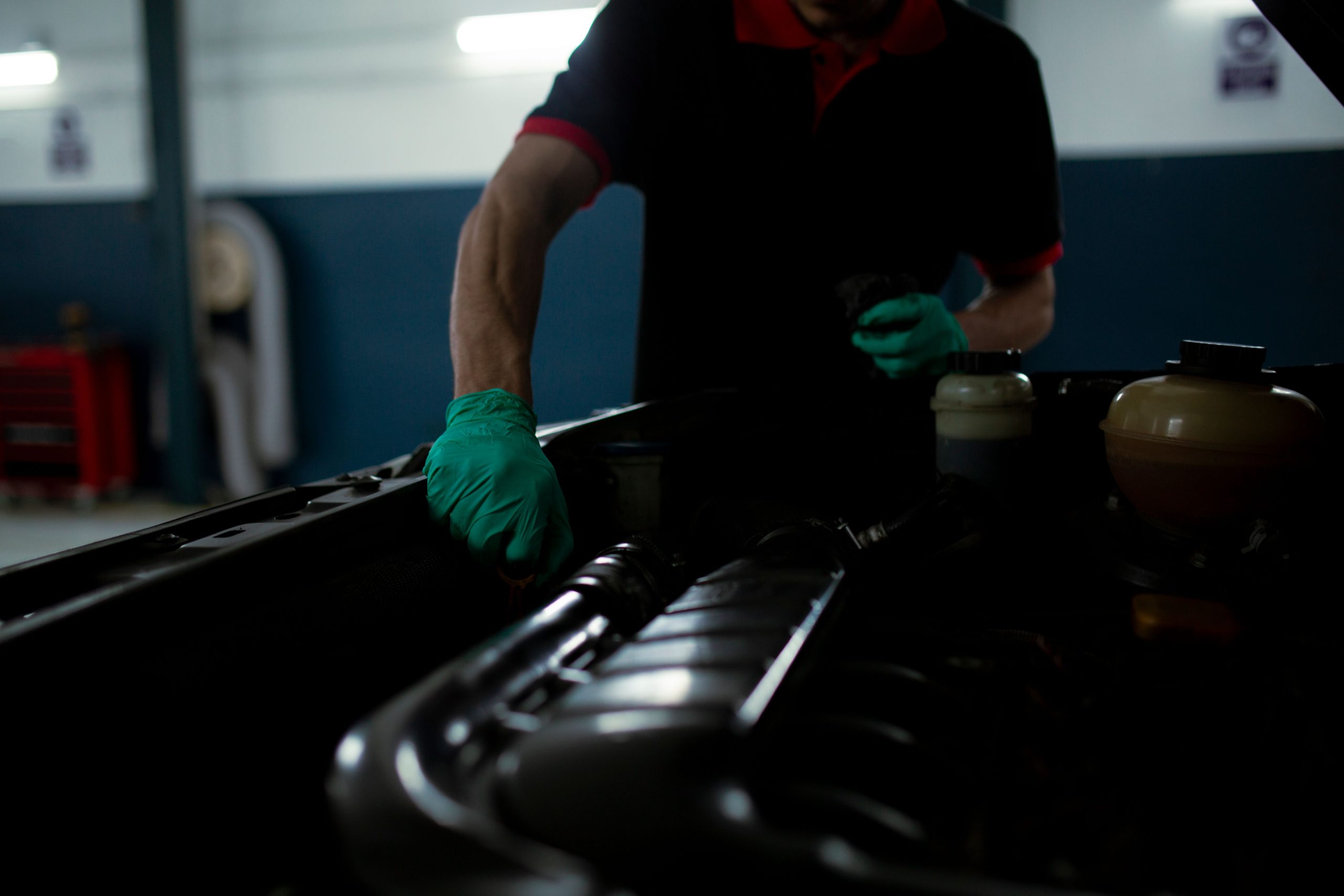 Mécanicien inspectant un moteur automobile