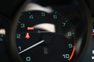 Tableau de bord avec voyant frein et ceinture