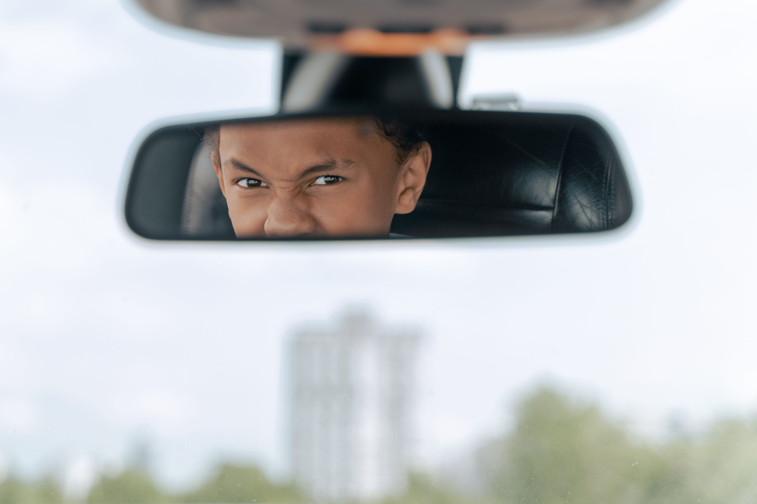 Adolescent s'entraînant à conduire, concentré
