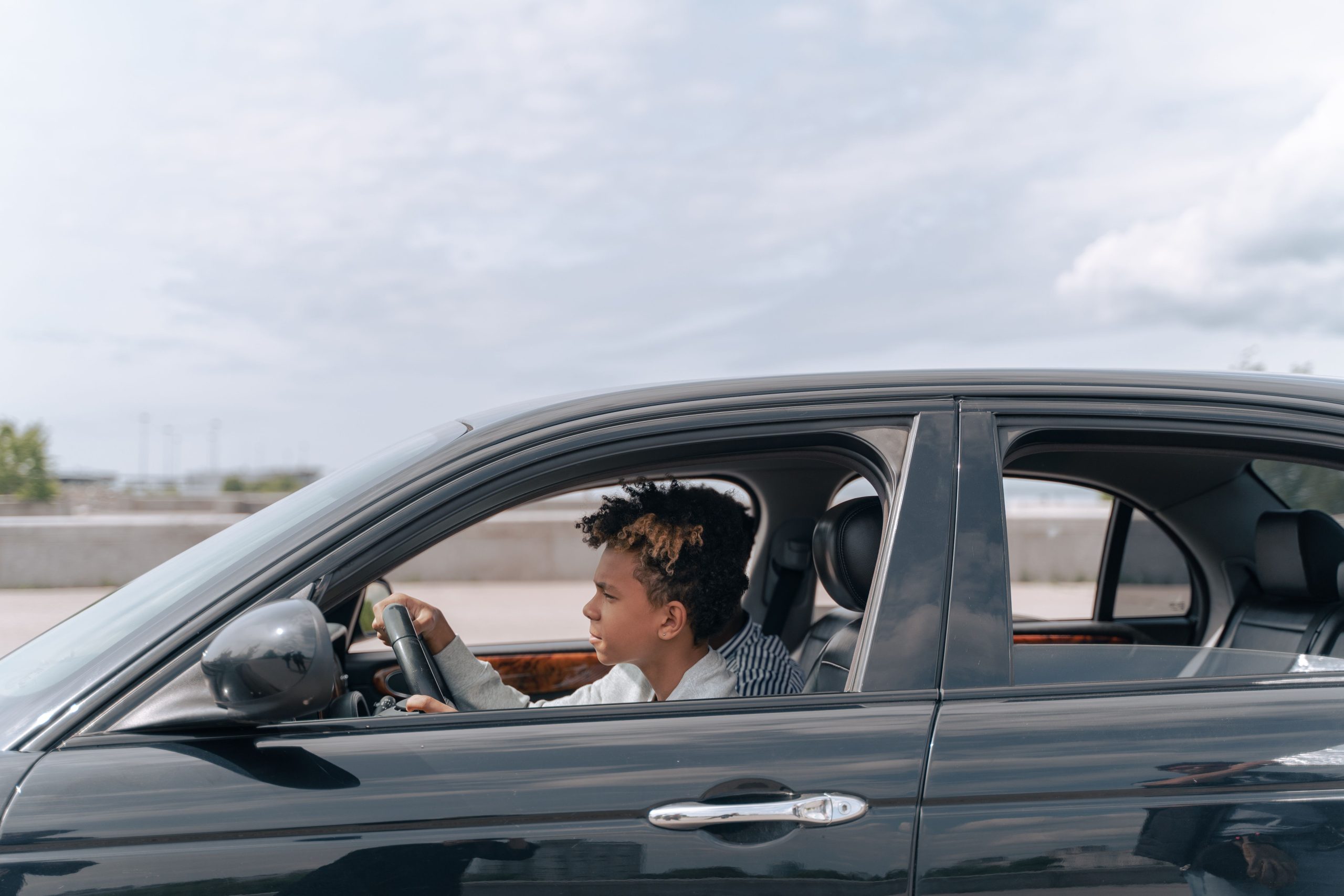 Jeune homme concentré au volant en journée