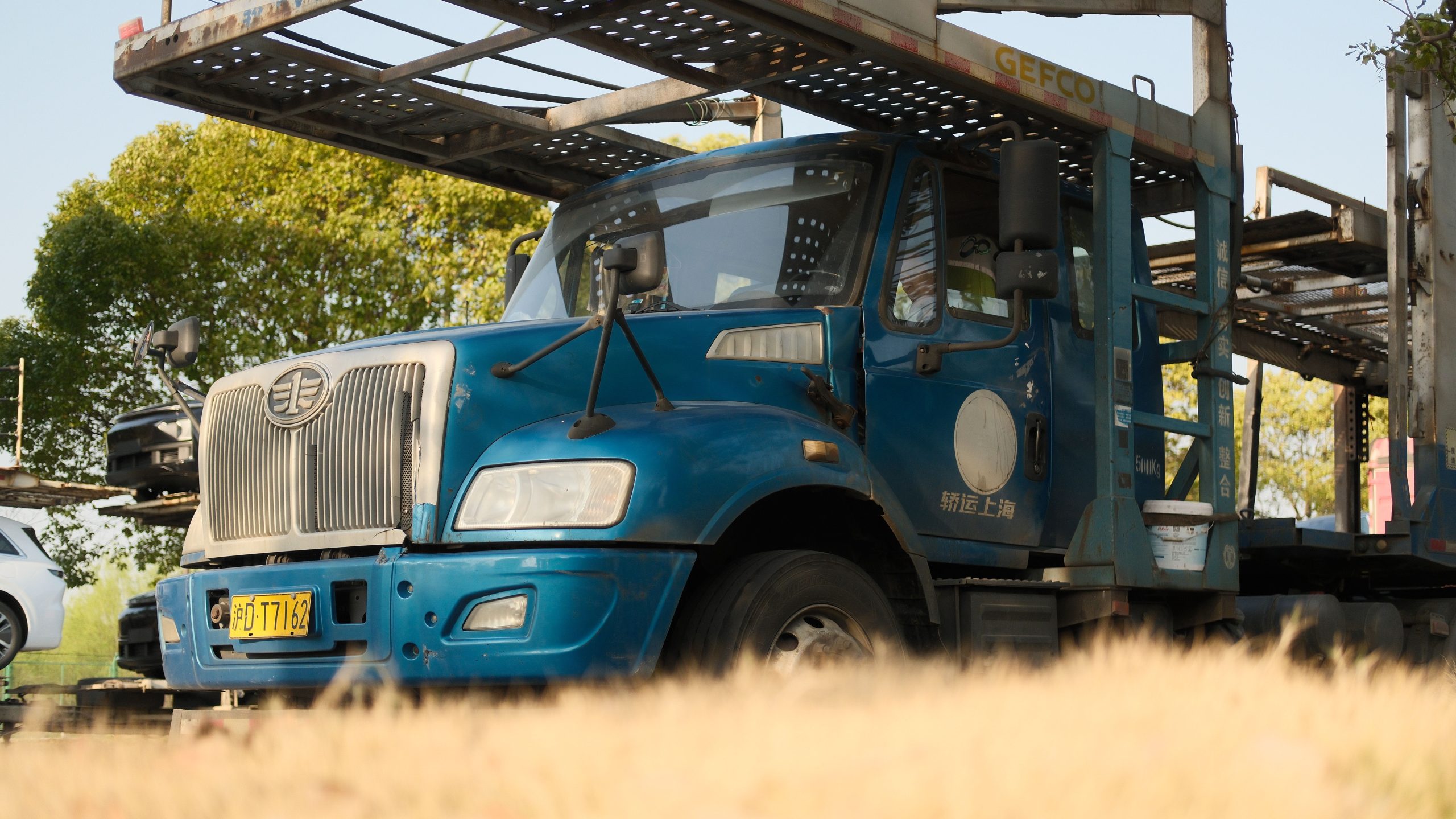 Camion bleu de transport automobile garé en extérieur