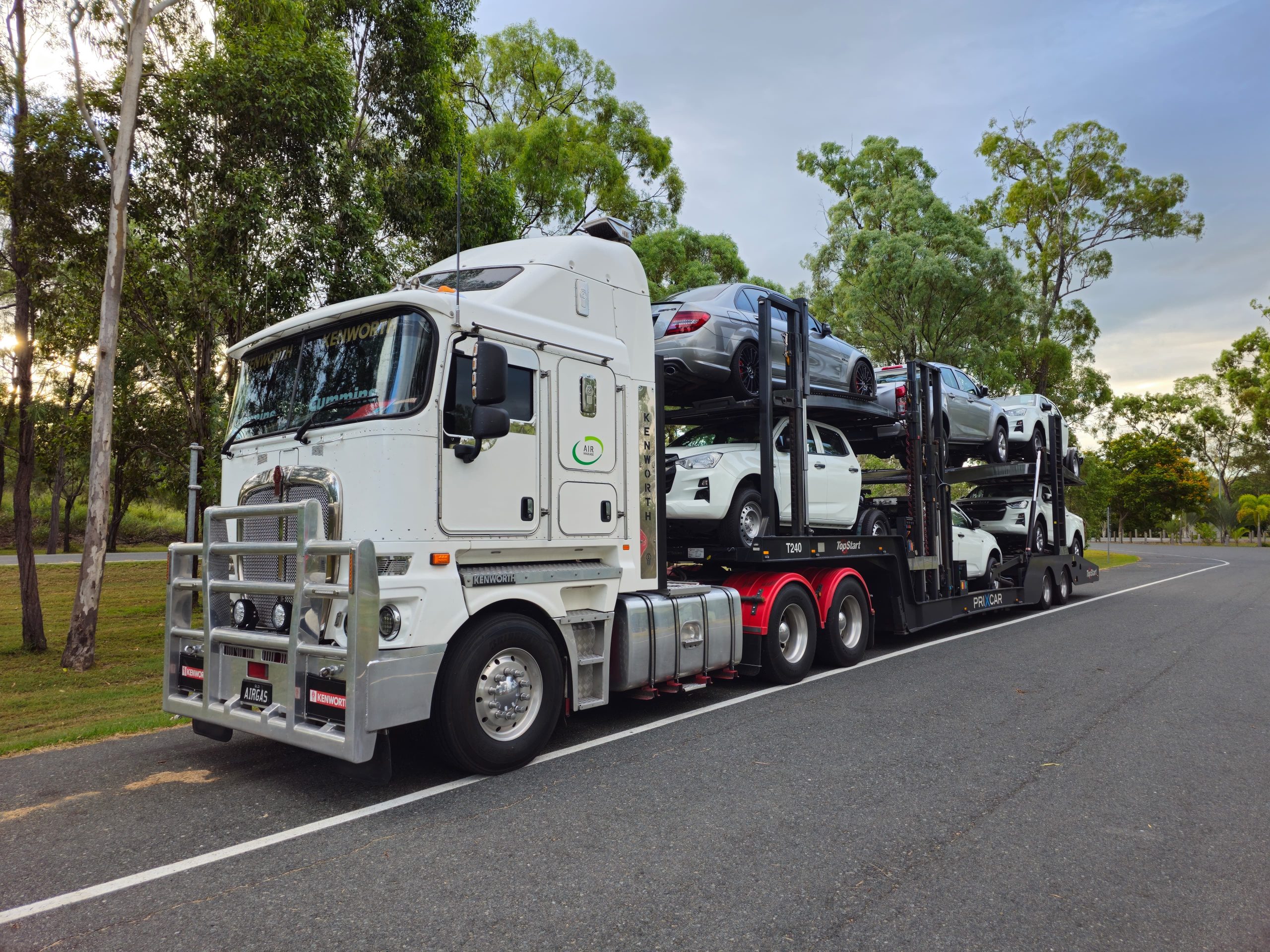Camion porte voitures transportant des véhicules sur route