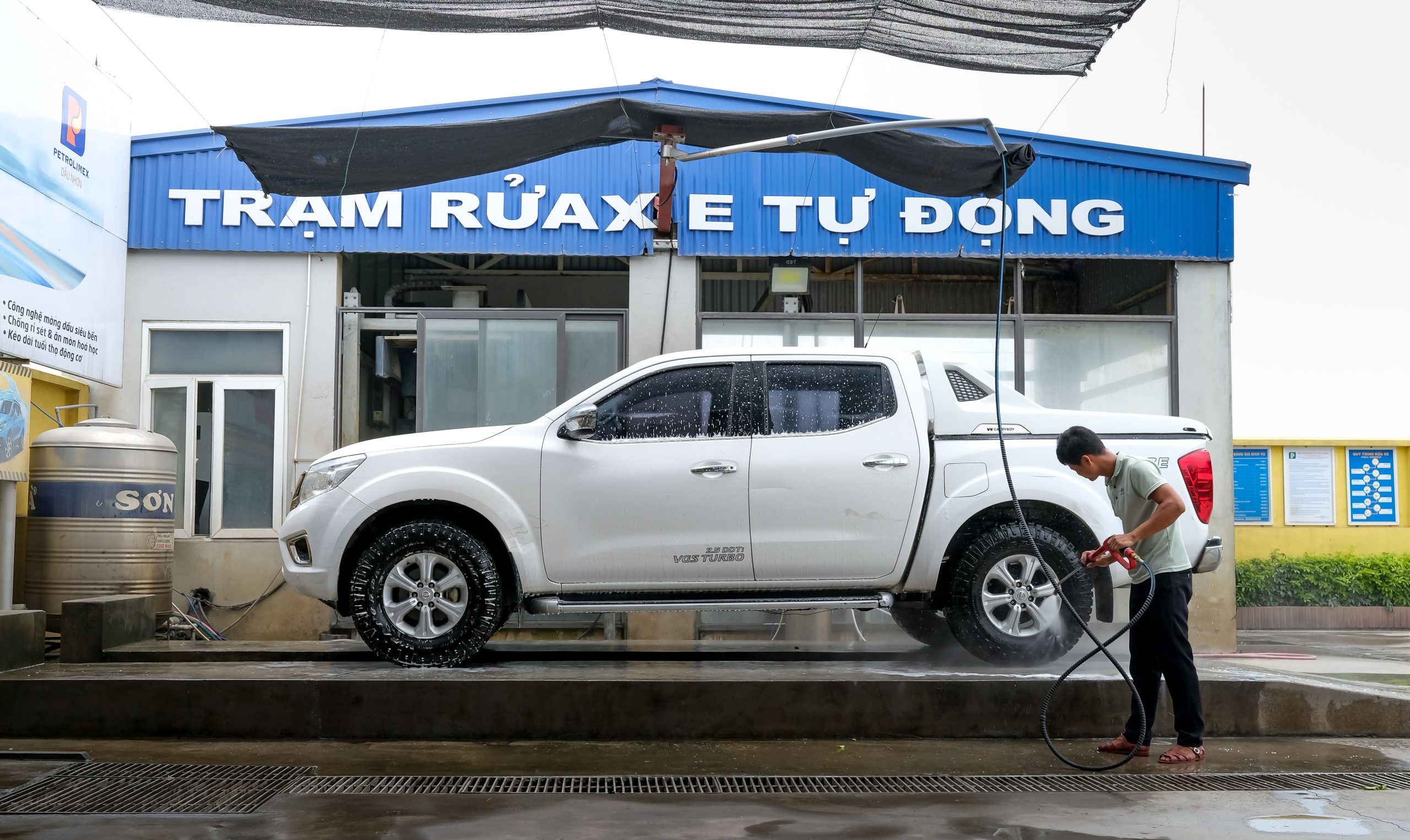 Nettoyage camionnette blanche au lave-auto professionnel
