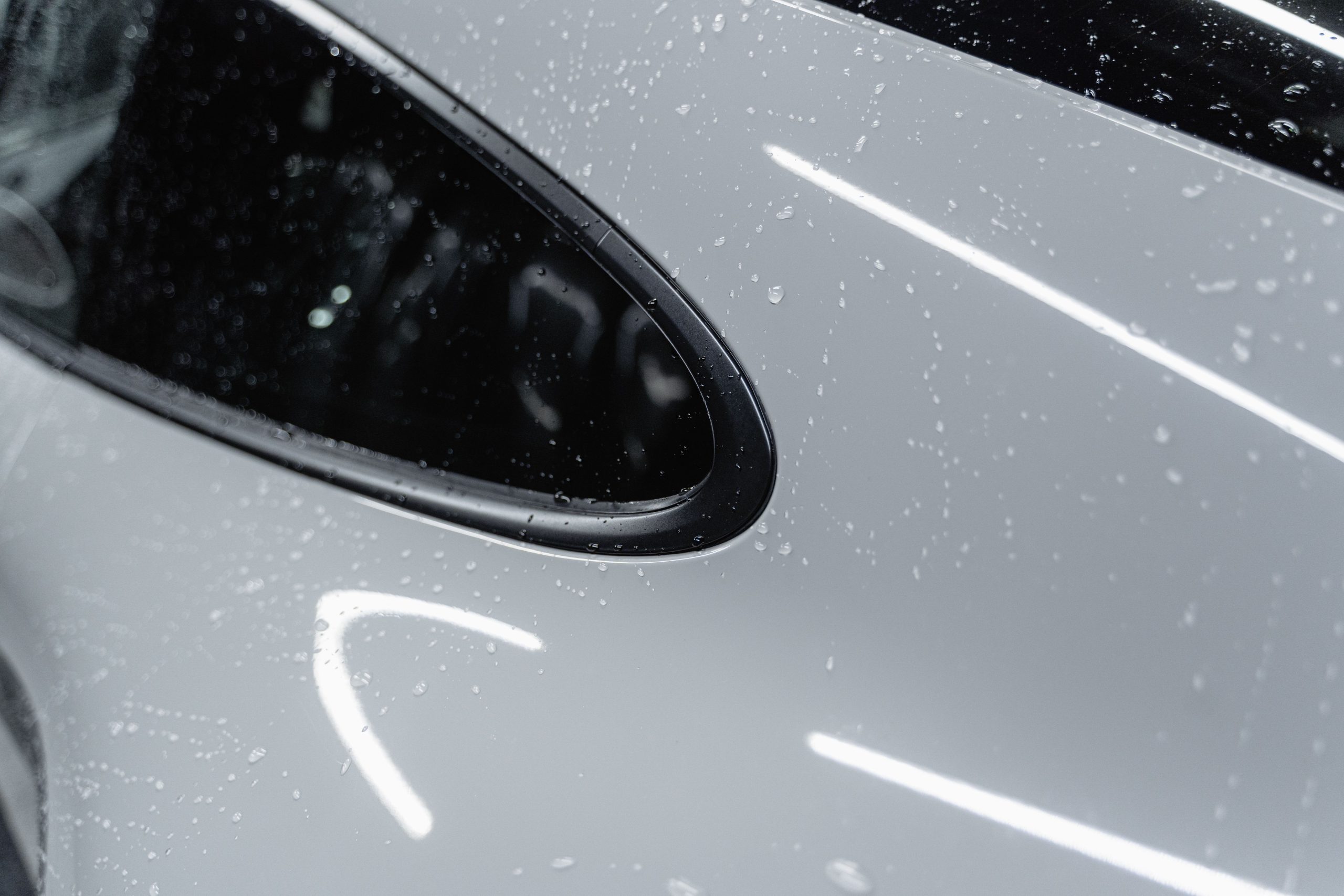 Carrosserie blanche brillante avec gouttes d'eau