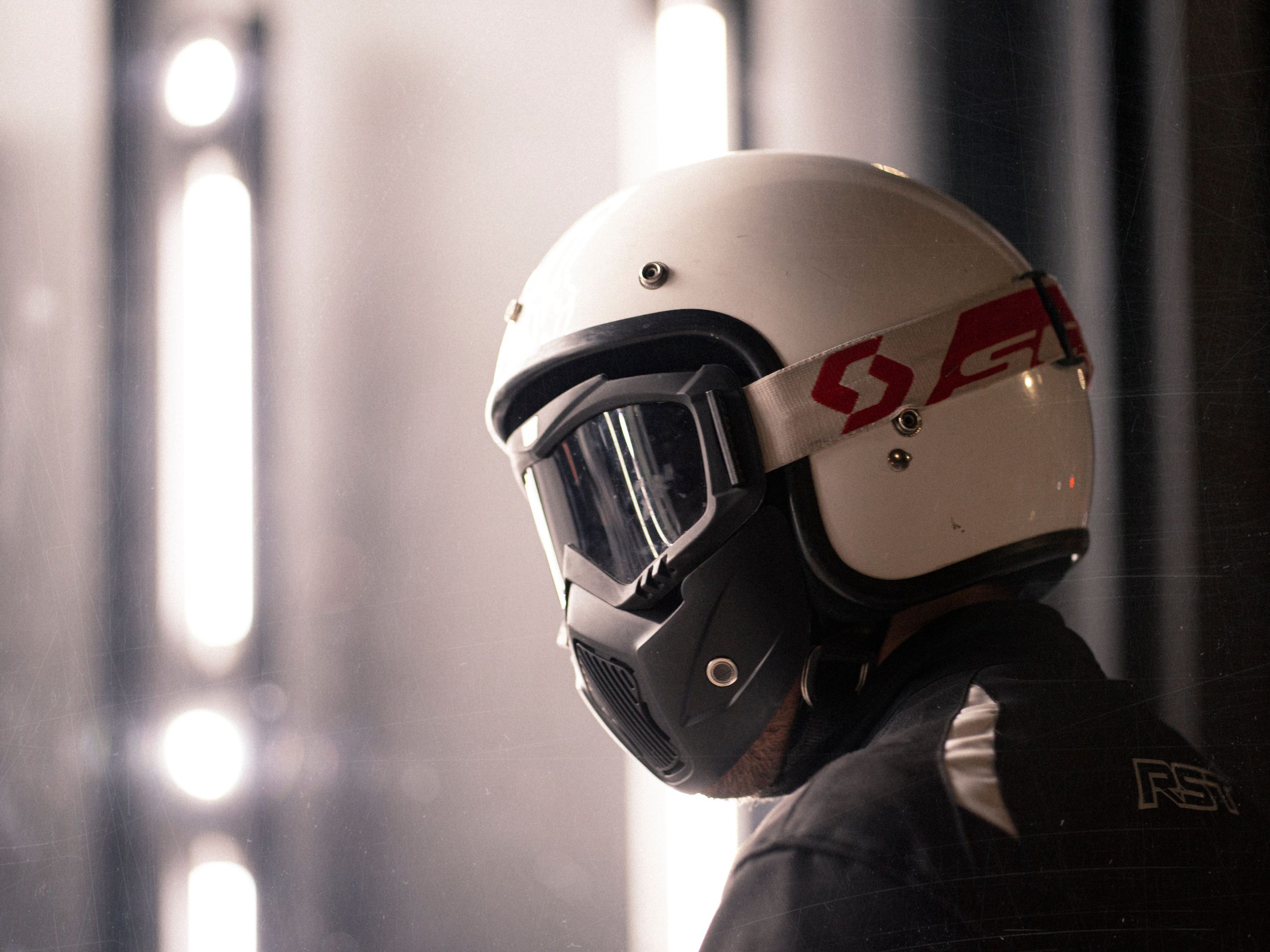 Casque moto protective gros plan vue laterale