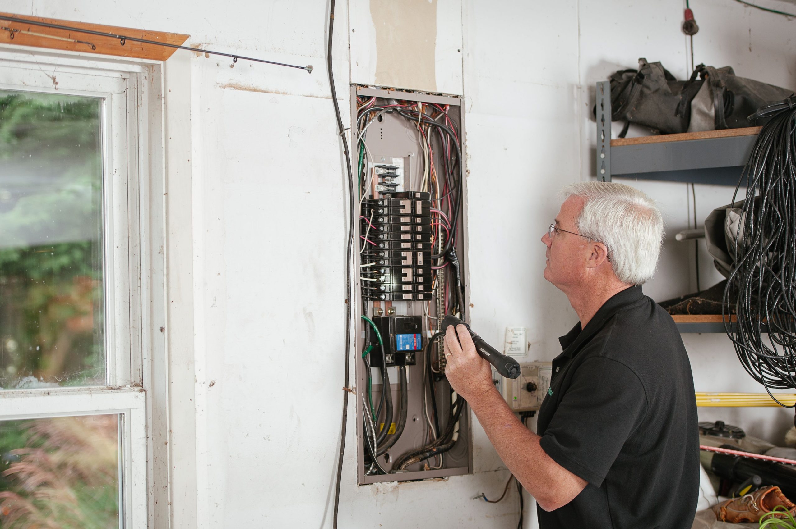 Technicien vérifie boîtier fusibles électrique