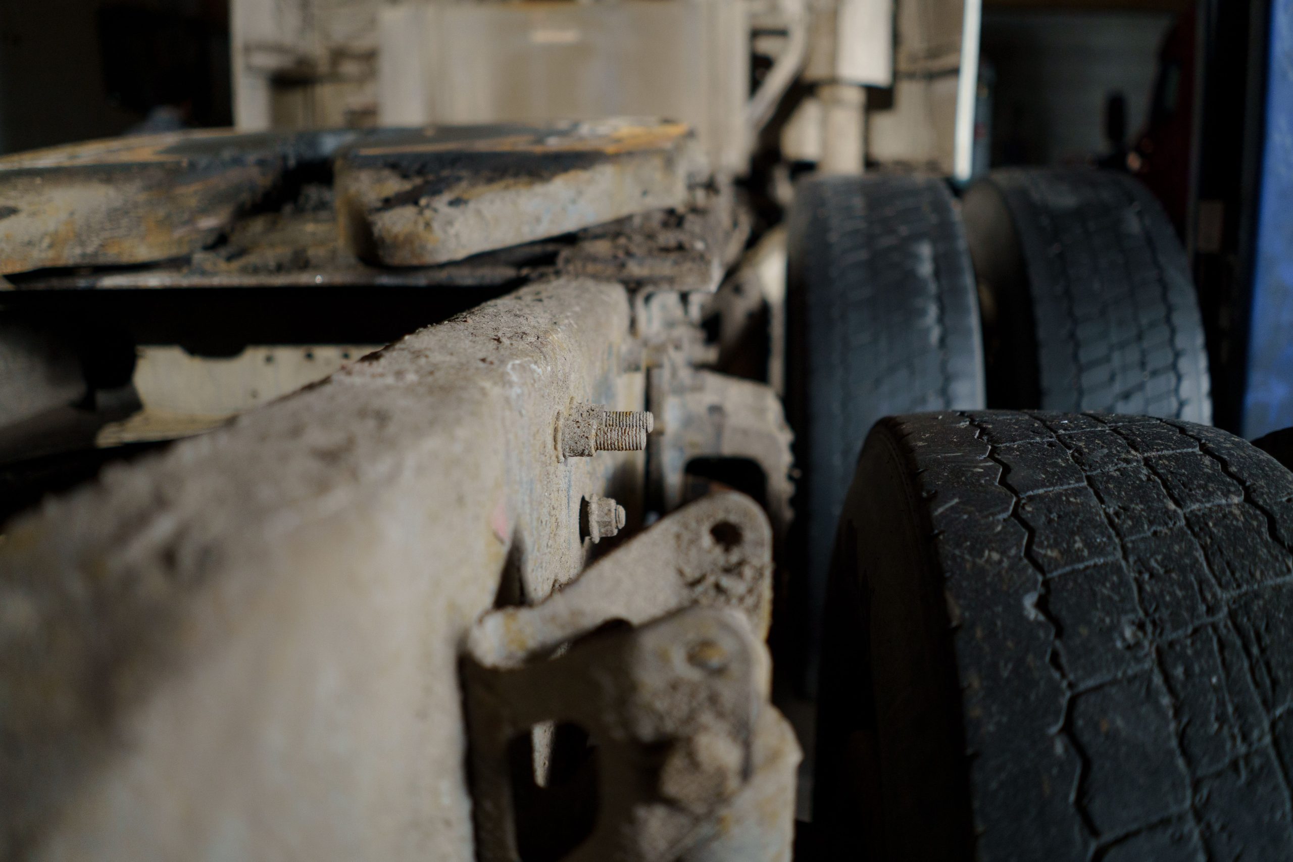 Vue rapprochée du châssis et des pneus d'un camion