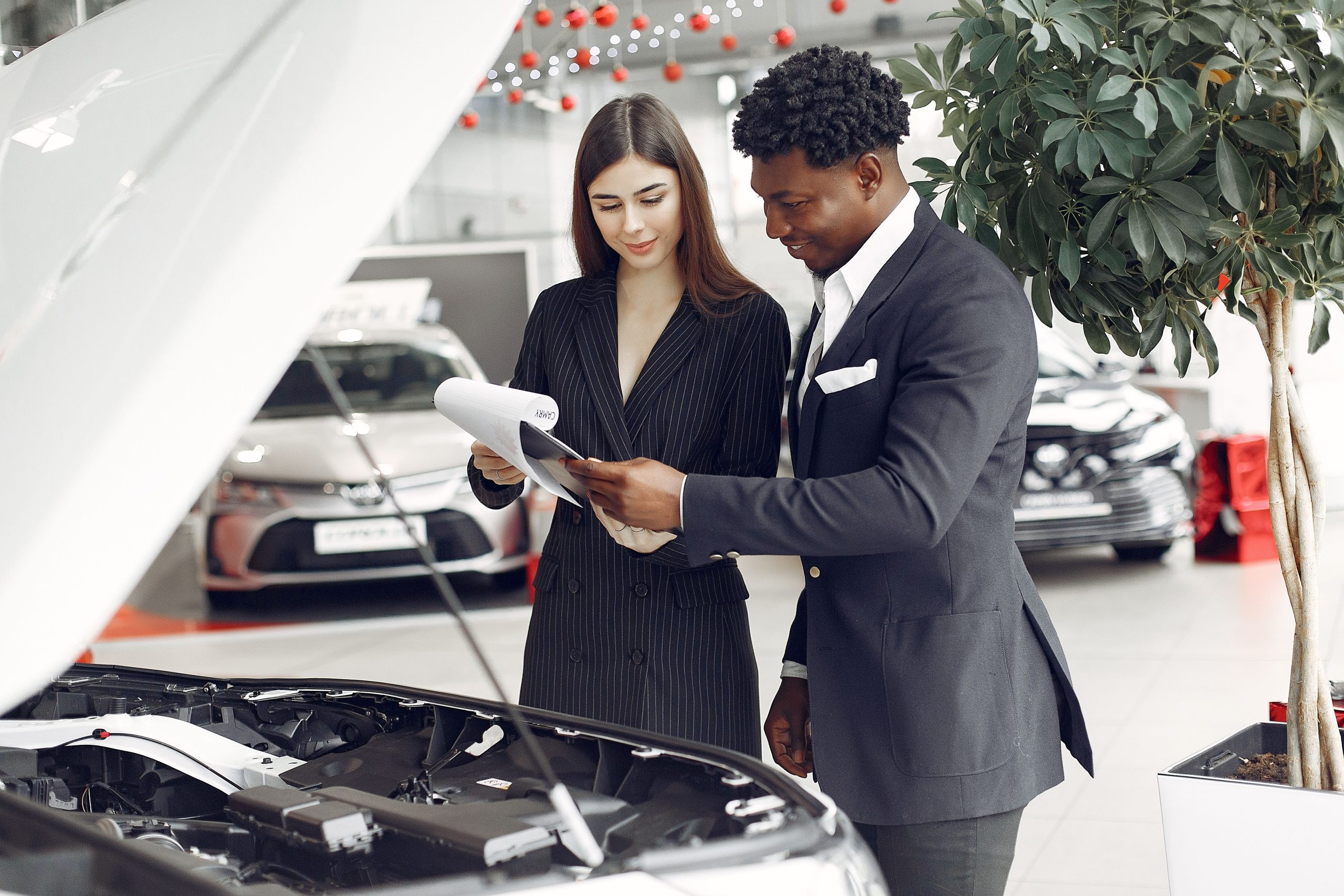 Homme affaires discutant assurance auto avec concessionnaire