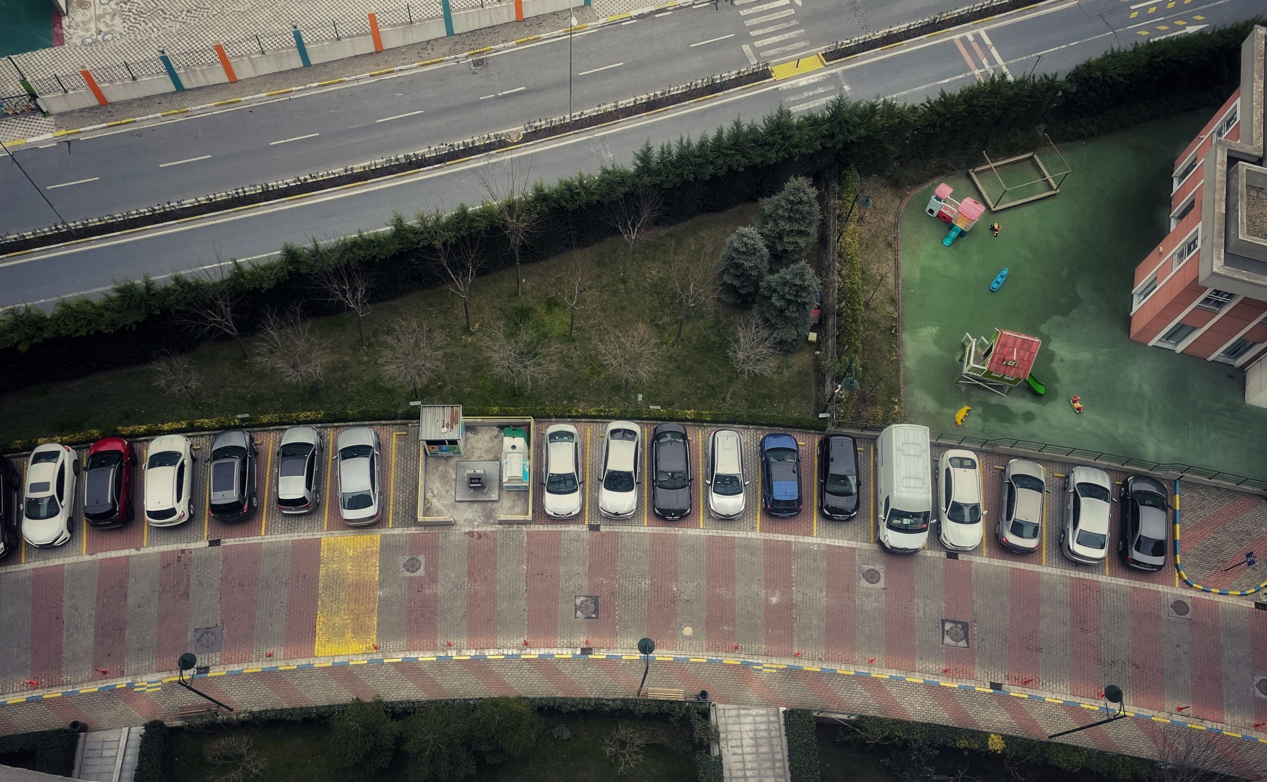 Voitures alignées sur route courbe à Istanbul