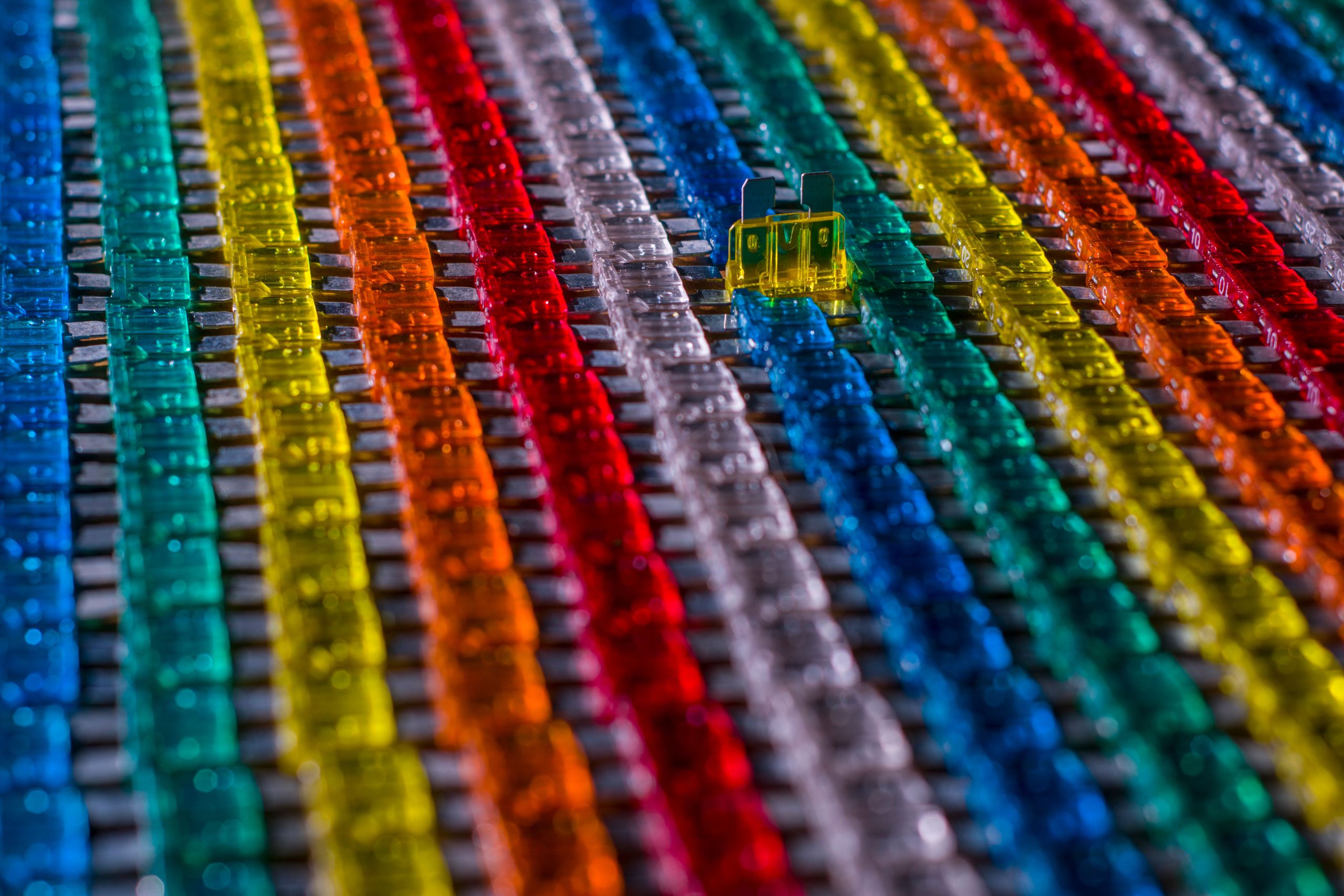 Fusibles lames automobiles colorés en rangées
