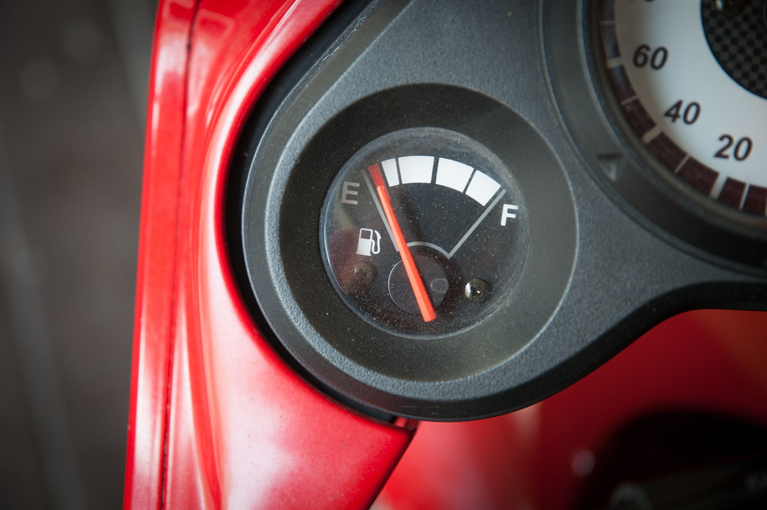 Jauge carburant voiture pointant vers vide