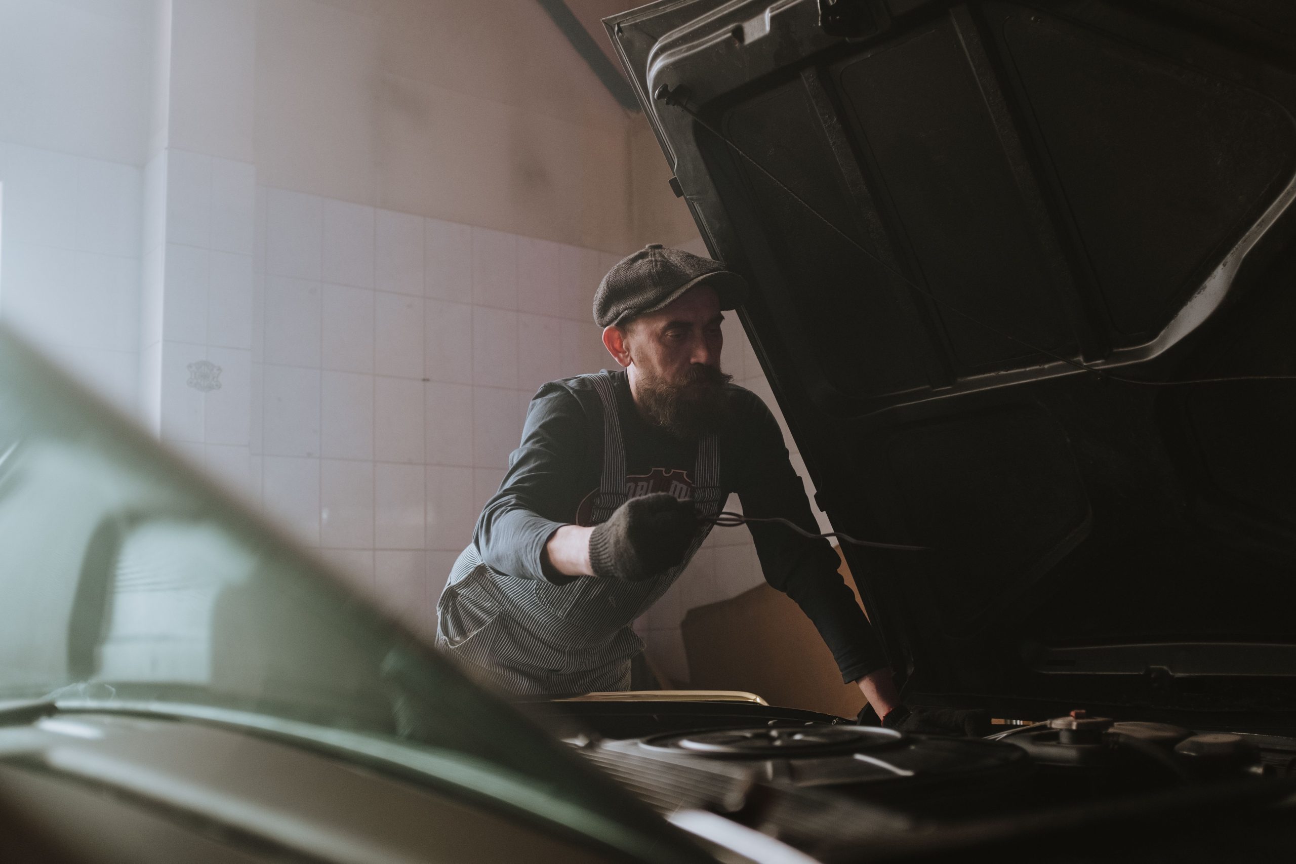 Mécanicien vérifiant le moteur dans un garage