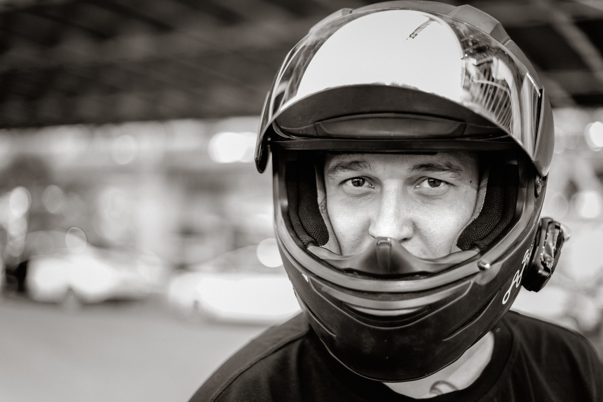 Motard portant casque modulable expression intense