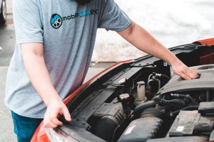 Homme inspectant moteur voiture panne