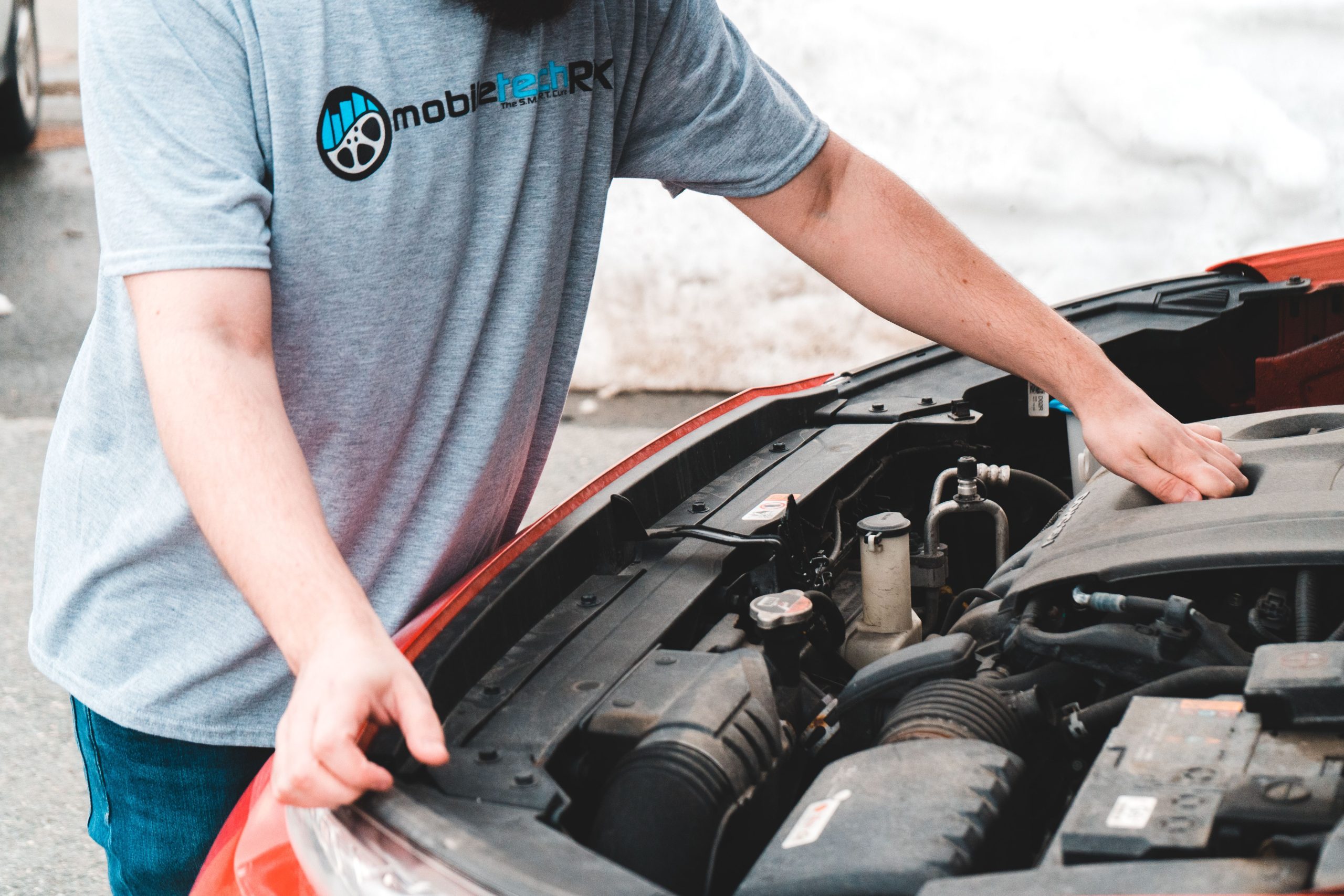Homme inspectant moteur voiture panne