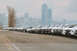 Voitures alignées dans un parking urbain