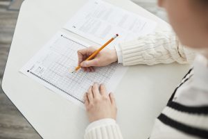 Etudiant remplissant un examen à choix multiples