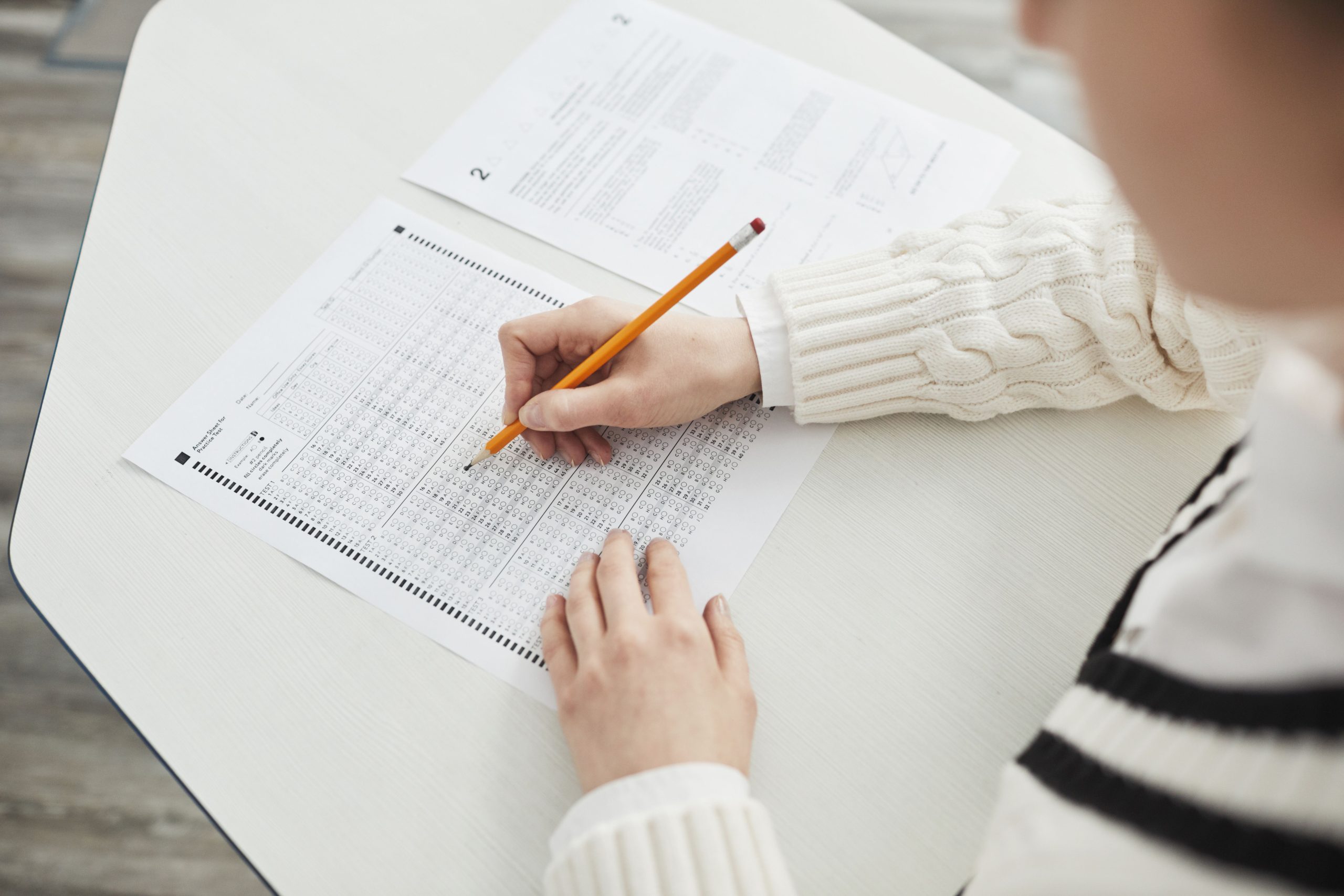 Etudiant remplissant un examen à choix multiples