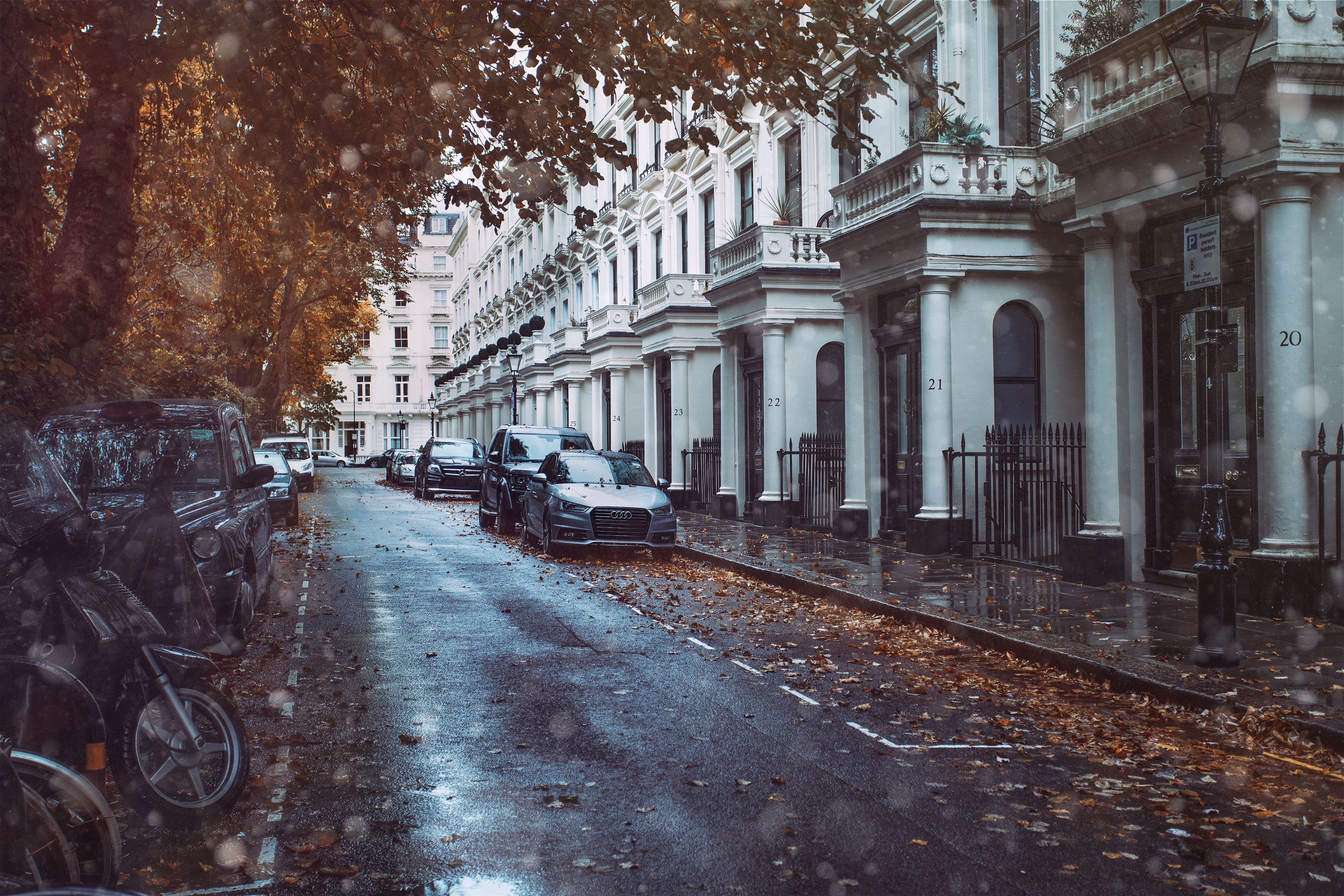Rue londonienne avec voitures garées par temps automnal