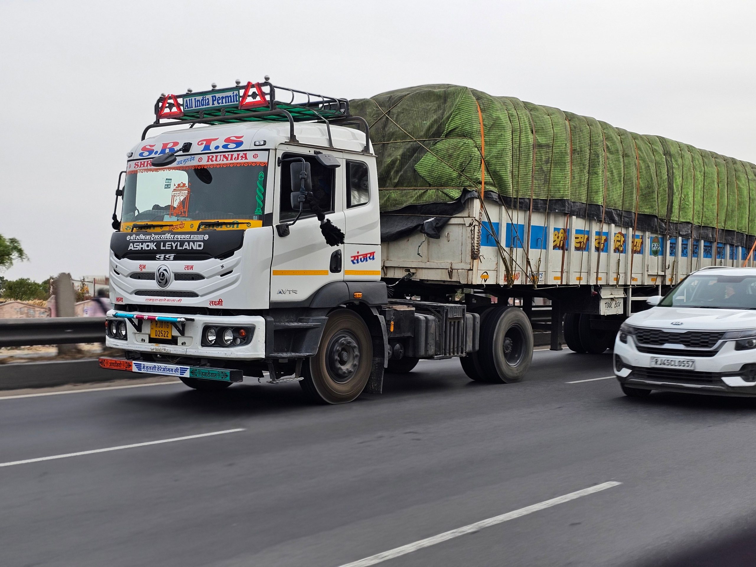 Semi-remorque Ashok Leyland sur une route indienne