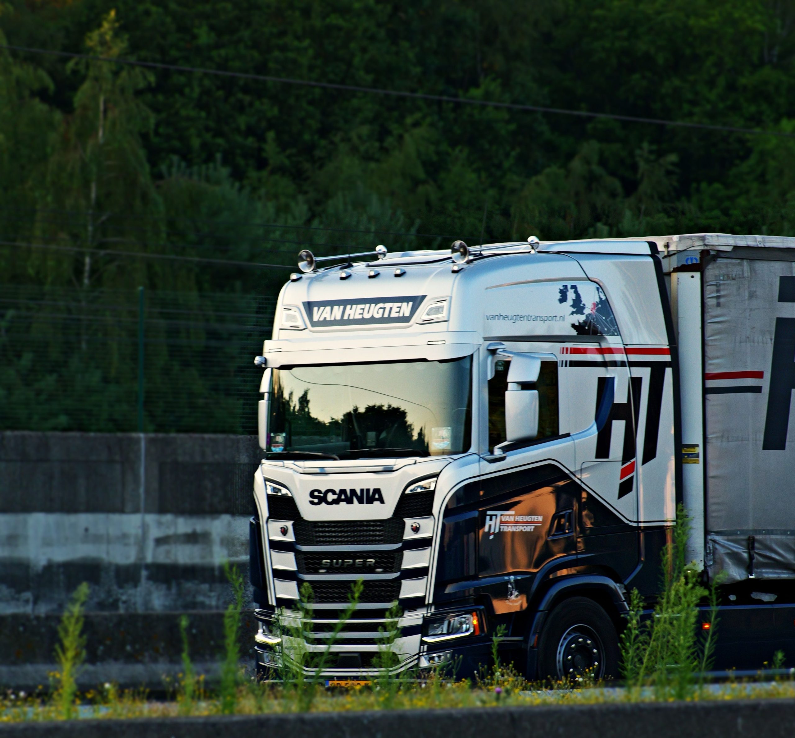 Camion Scania roulant sur une autoroute